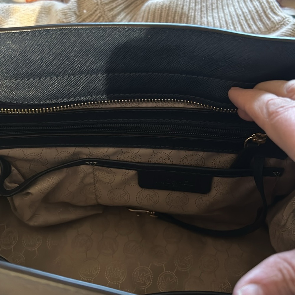 Michaels Kors bag - Picture 3 of 6